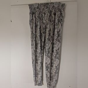 Pact Organic Cotton Green And White Leaf Print Joggers